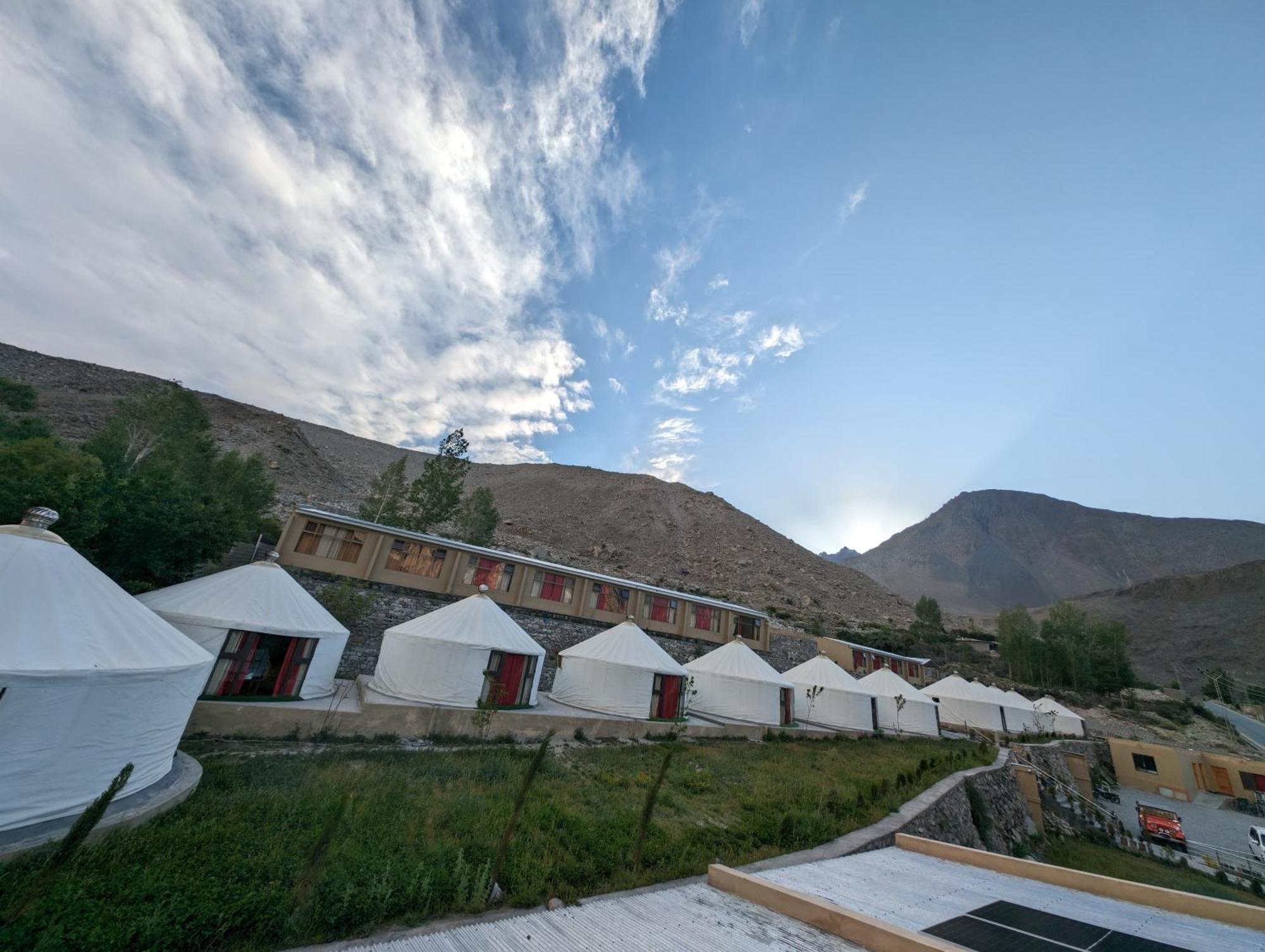 Apex Hotels And Resorts Hussaini Karimabad  Eksteriør billede