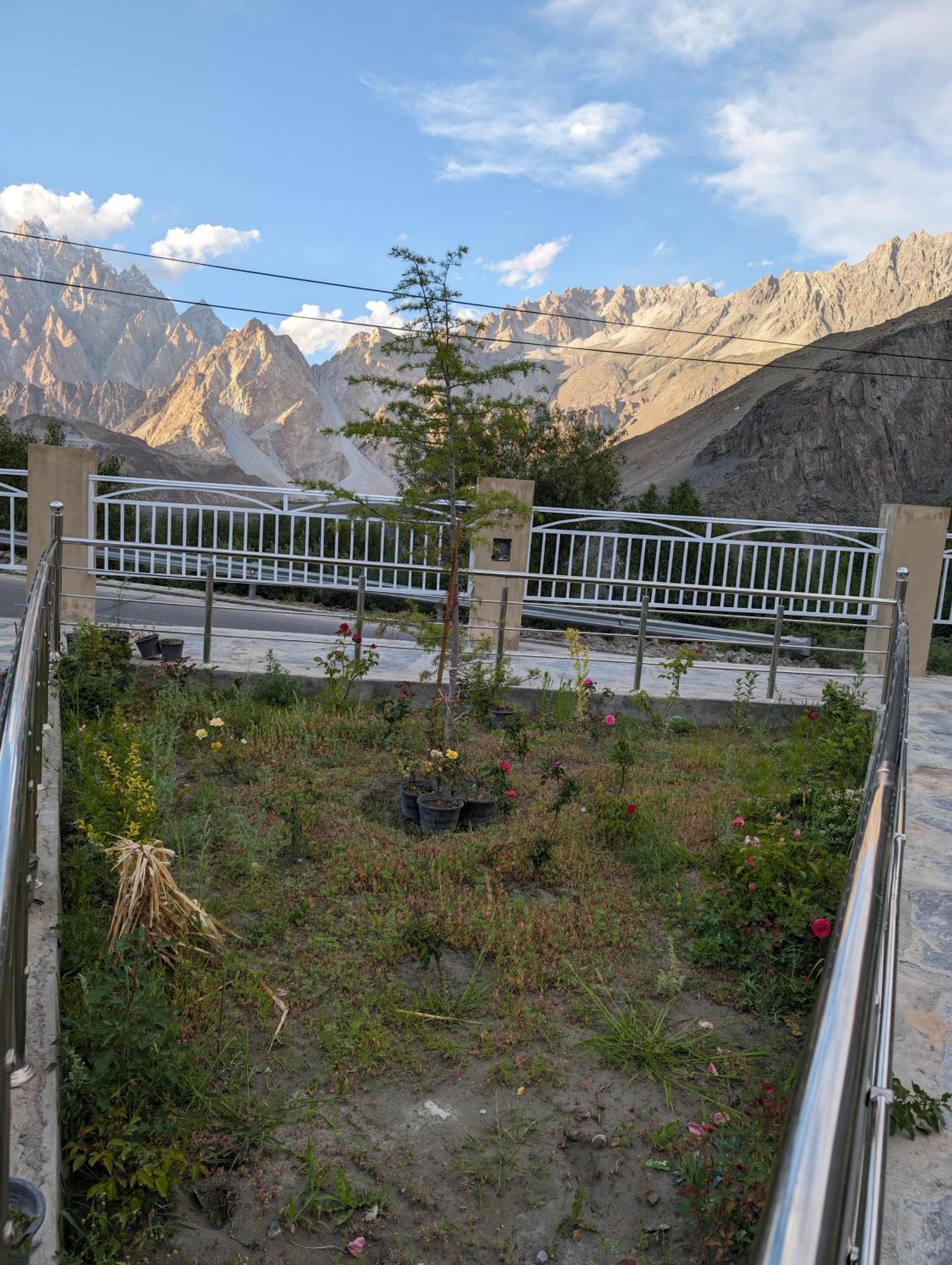 Apex Hotels And Resorts Hussaini Karimabad  Eksteriør billede