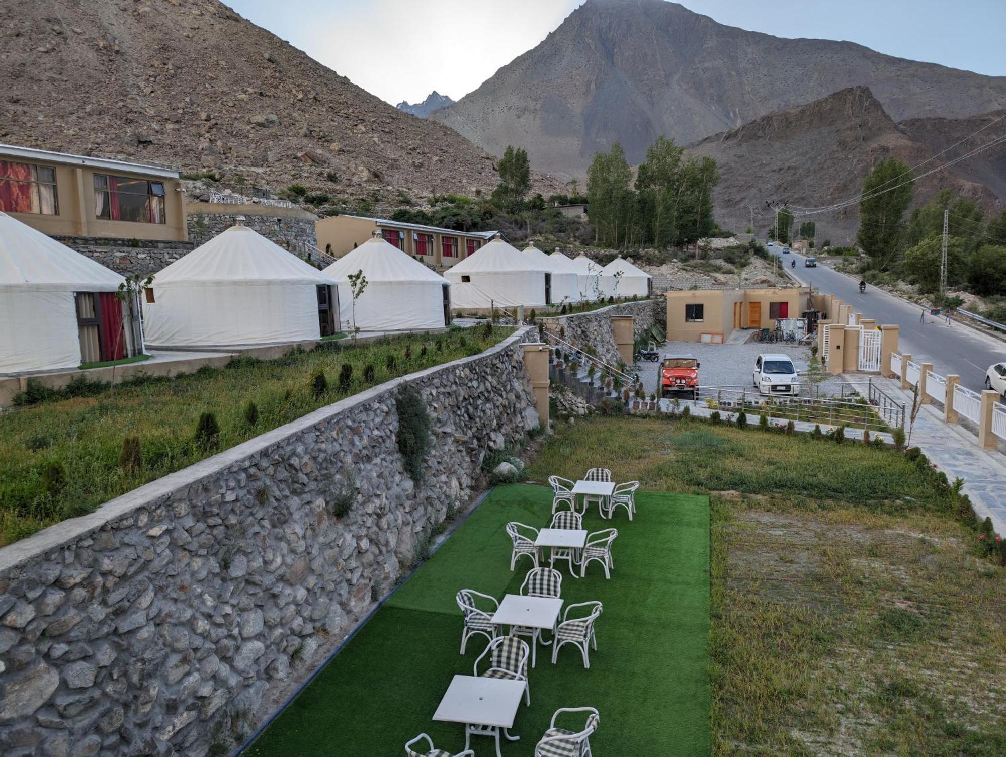 Apex Hotels And Resorts Hussaini Karimabad  Eksteriør billede