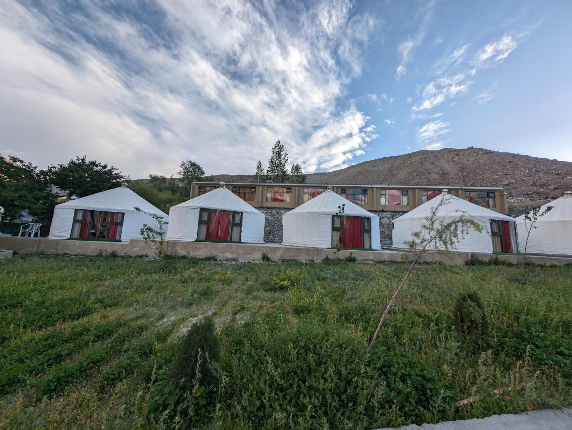 Apex Hotels And Resorts Hussaini Karimabad  Eksteriør billede